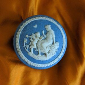 Vintage porcelain trinket box